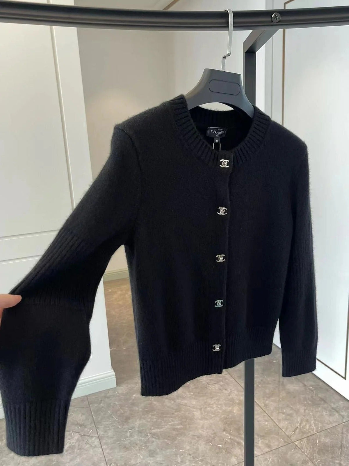 CC CLASSIC CARDIGAN IN BLACK WOOL CASHMERE