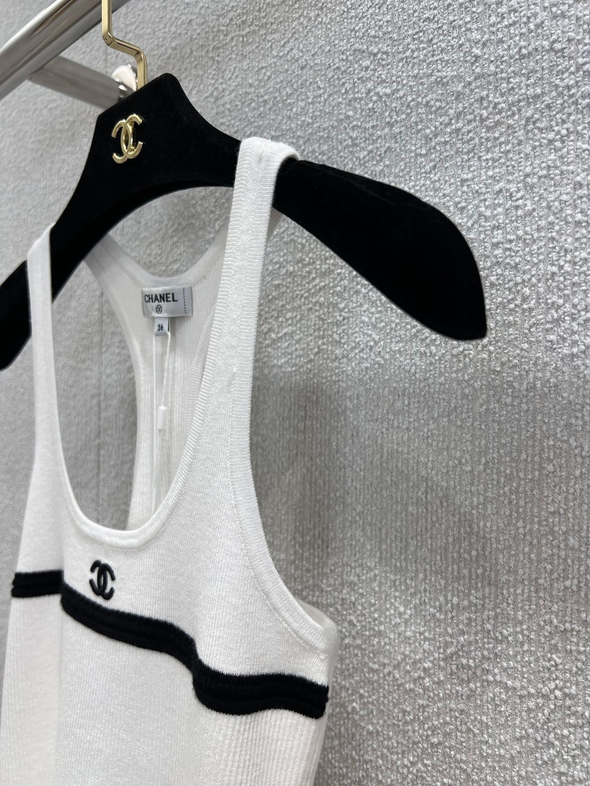 CHANEL SLEEVELESS TOP STYLE 65