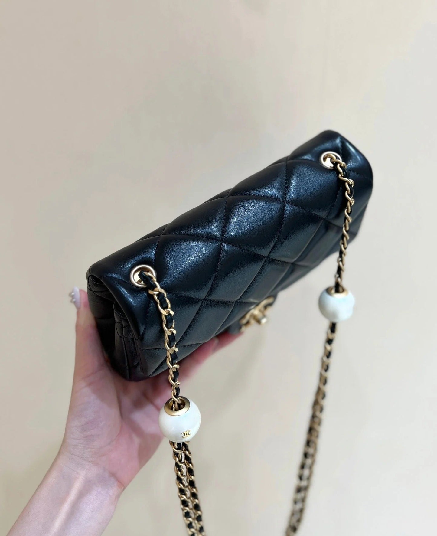 25S CHANEL CROSSBODY HANDBAG 20 IN BLACK LAMBSKIN WITH PEARL CHAIN