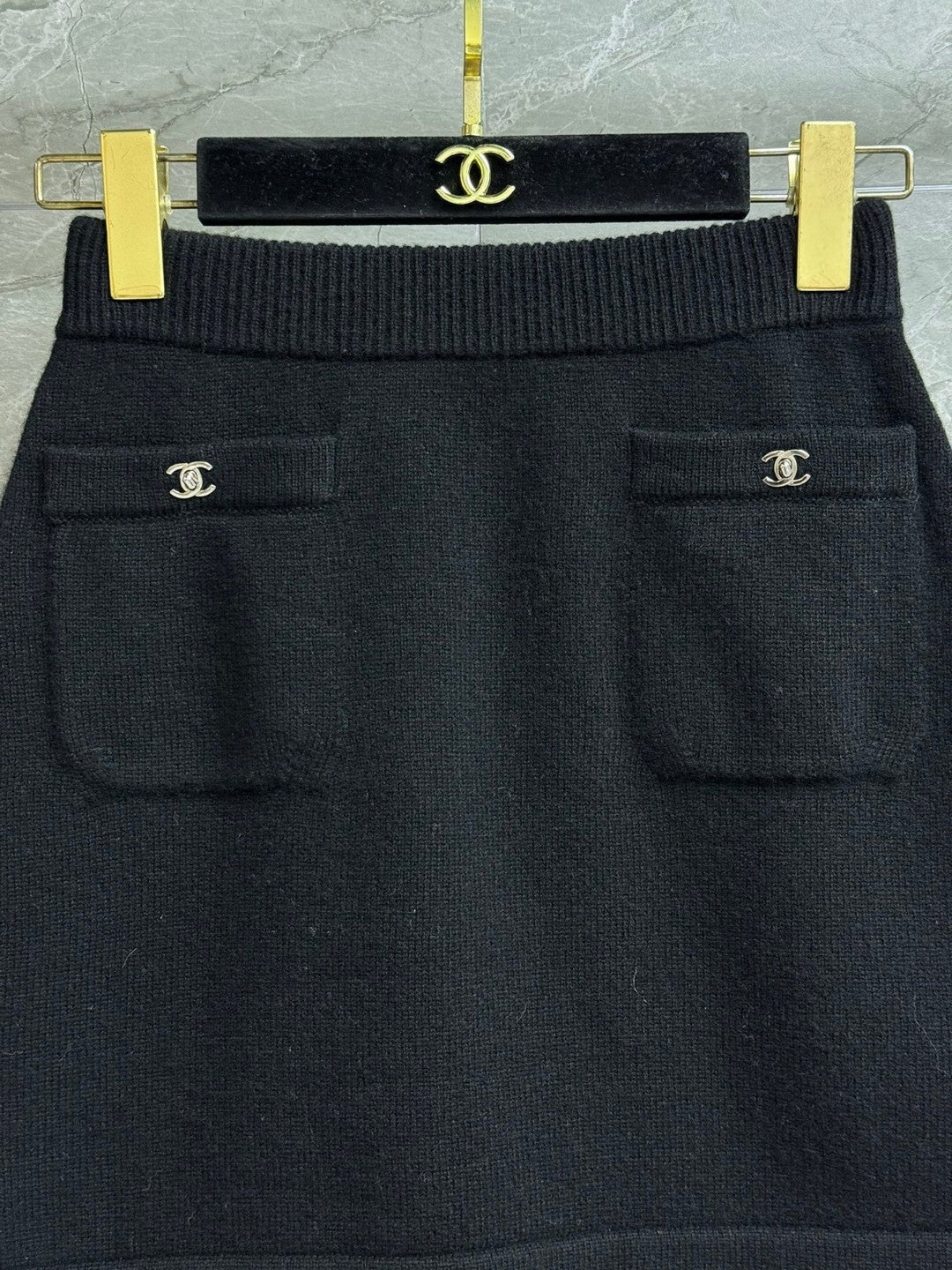 CC ICONIC SKIRT IN BLACK WOOL KNIT WITH FRONT POCKETS
