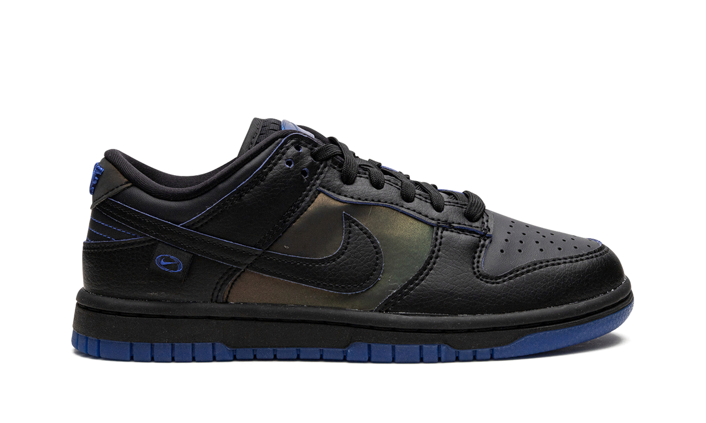 DUNK LO MNS WMNS "Black Royal Iridescent" FB1842 001