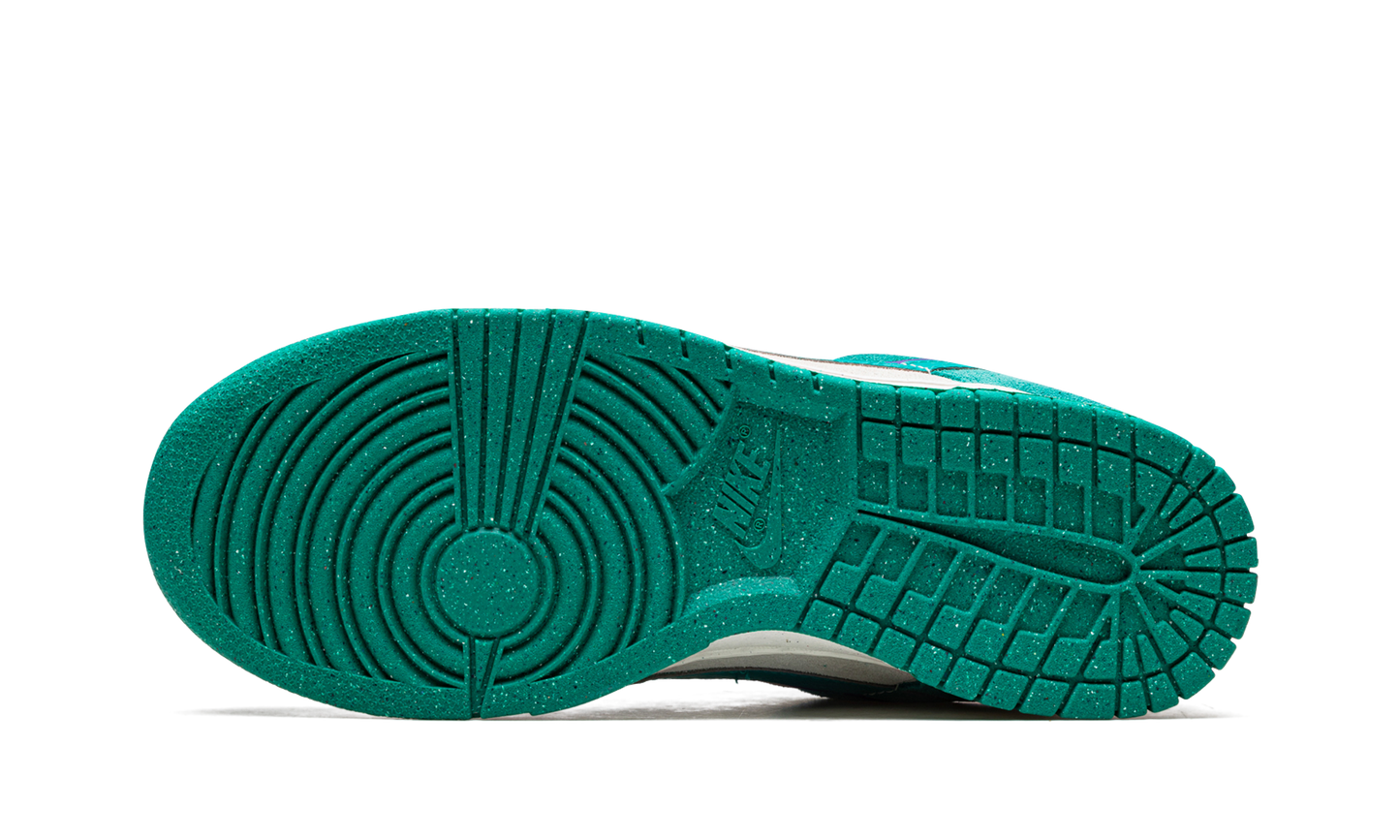 DUNK LO MNS WMNS "85" DO9457 101